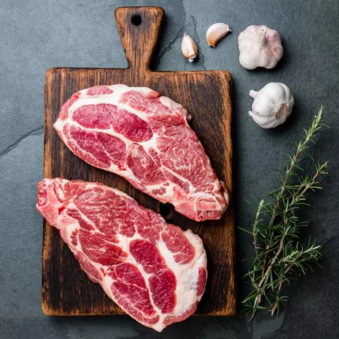 Custom packaging pouch for raw meat